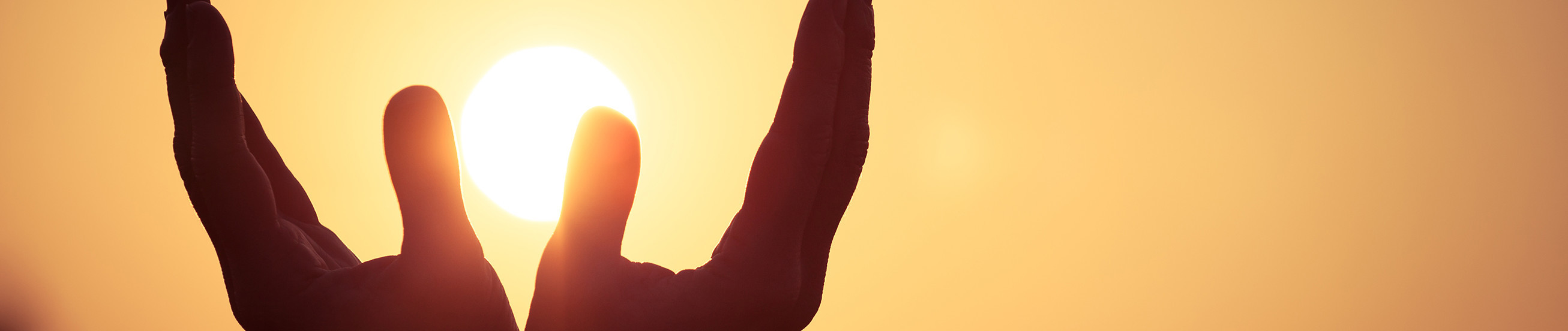 Hände halten eine Sonne