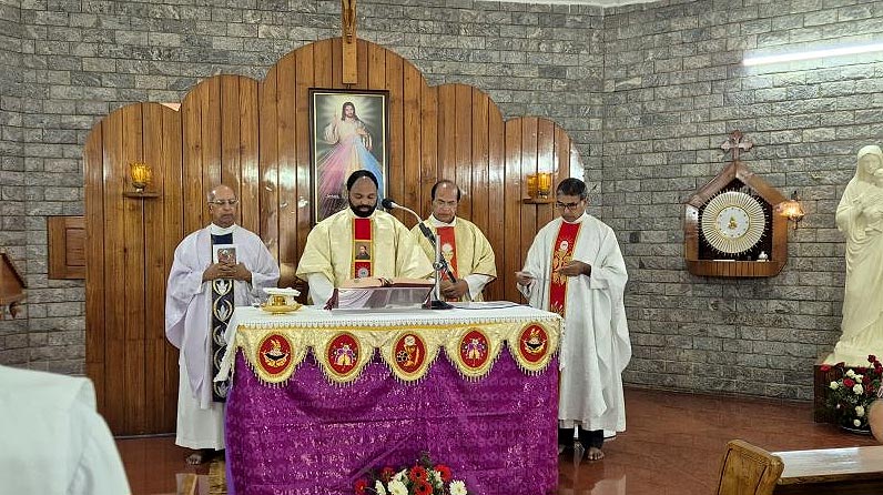 Das Bild zeigt den Eröffnungsgottesdienst des Provinzialkapitels in Indien.