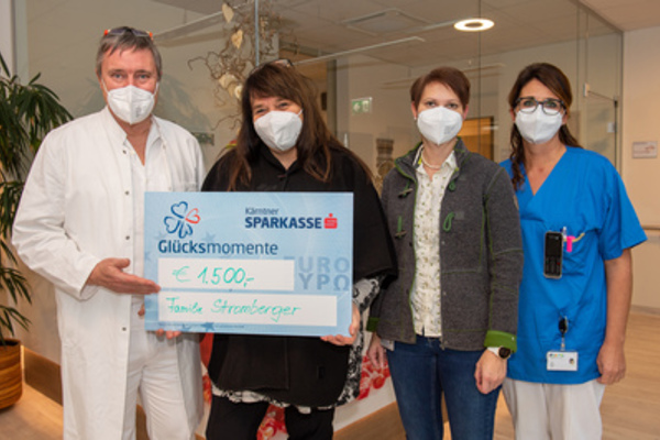 Spendenübergabe in Höhe von € 1.500,-- der Familie Stromberger (2.v.l.r.) an die Palliativstation des Krankenhaus der Barmherzigen Brüder St. Veit/Glan am 7.12.2022. Prim. Priv.-Doz. Dr. Michael Zink (Vorstand der Abteilung für Anästhesiologie und In