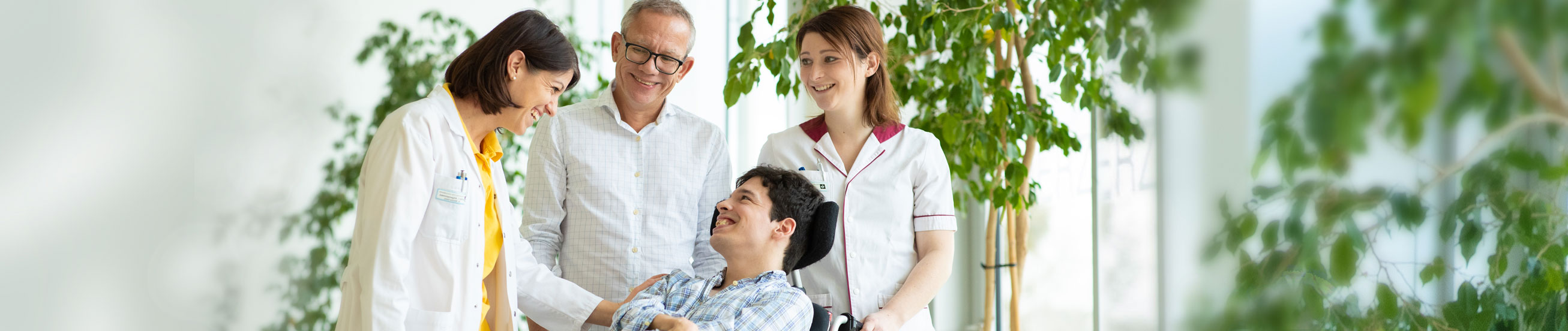 Das Bild zeigt eine Begrüßungssituation im Rahmen des Instituts für Inklusive Medizin