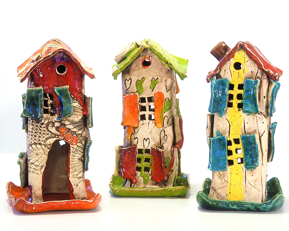 Bunte Vogelhäuschen aus Keramik