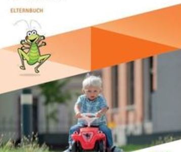 Das Bild zeigt das Cover des FLIP Elternbuchs mit einem Foto auf dem ein Kind auf einem Bobbycar zu sehen ist.