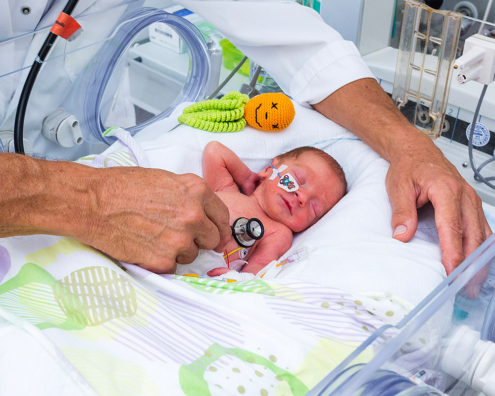 Zu sehen ist ein Baby in einem Inkubator. 