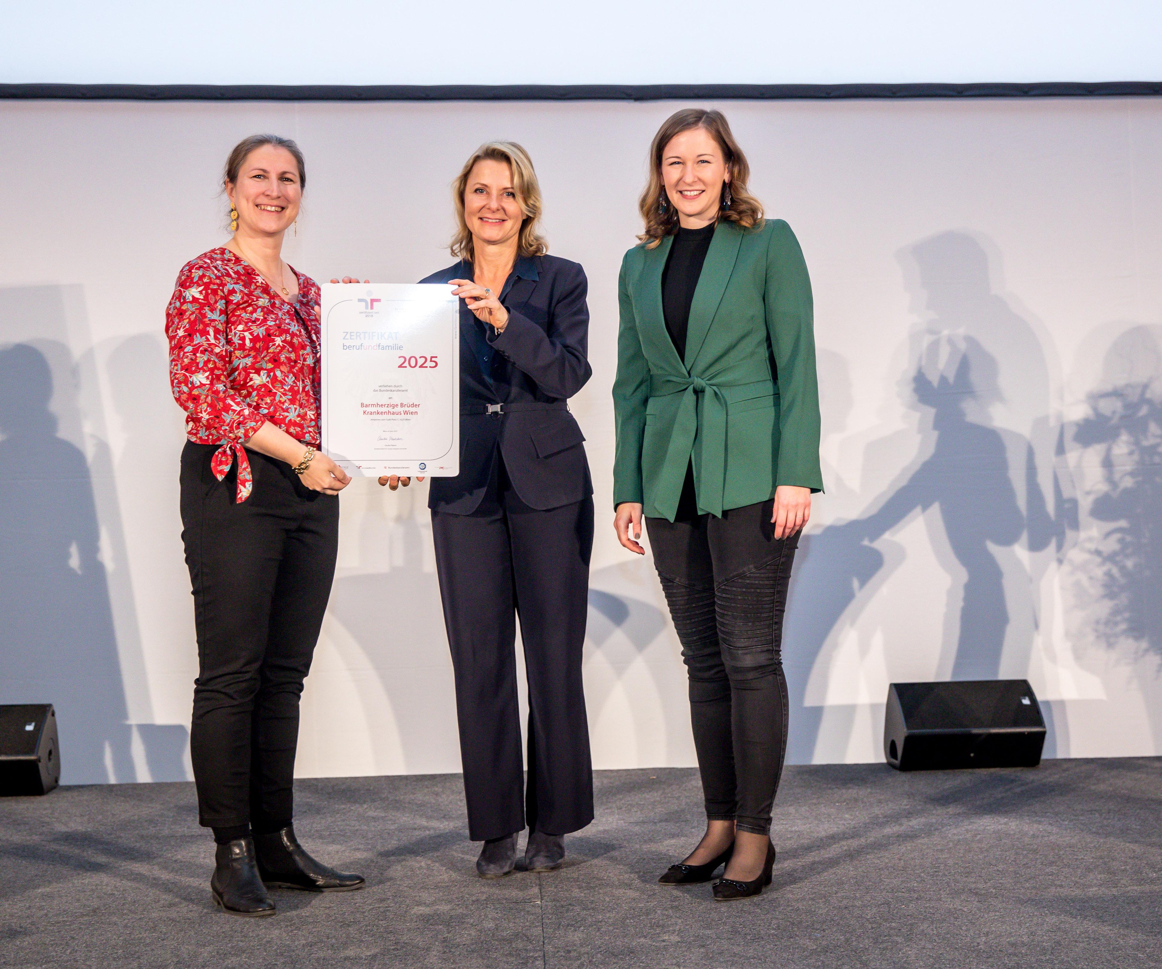Dr. Monika Hebrard (Stv. Ärztliche Leitung) und Mag. Martina Rupp-Waldsam (HR-Leitung) nahmen Mitte November das Zertifikat als familienfreundlicher Arbeitgeber aus den Händen von Familienministerin Claudia Plakom entgegen. 