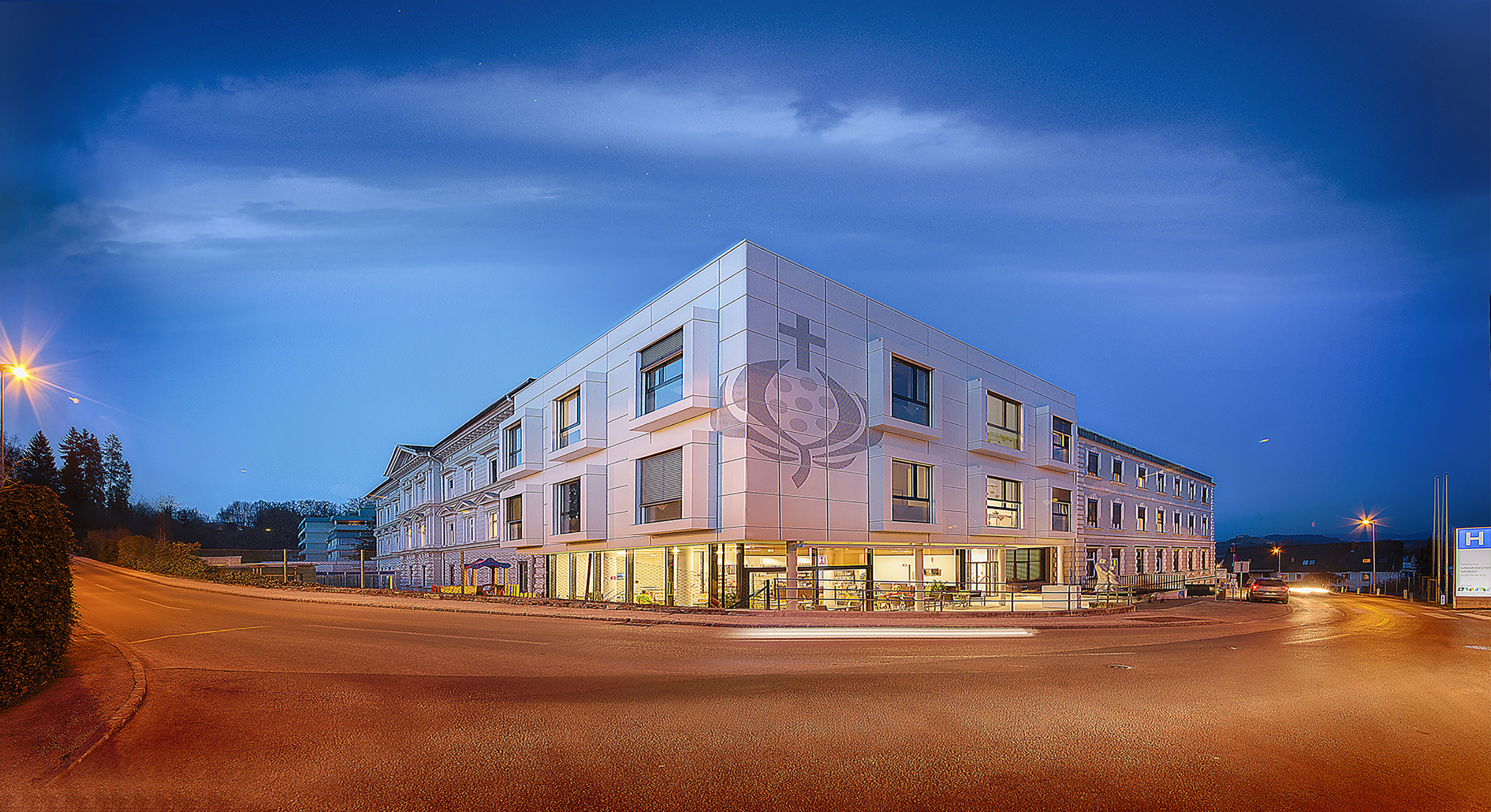 Hausfoto Barmherzige Brüder St. Veit Nacht / FOTOATELIER HEIKE FUCHS Hausfoto Barmherzige Brüder St. Veit Nacht