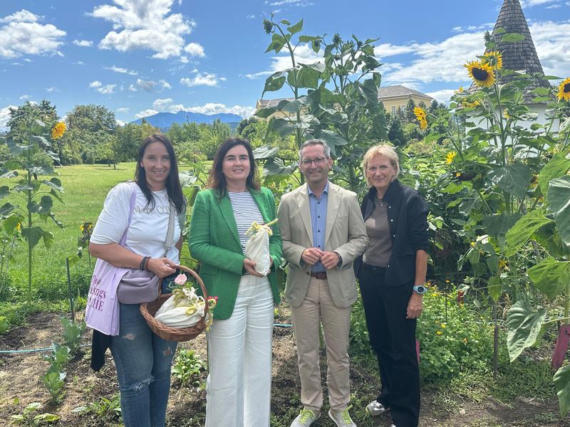 v.l. Mag. Kerstin Fanzott (Leiterin der Drogenberatung VIVA), Mag. Dr. Elke Haber, MBA (Kaufmännische Direktion Elisabethinen Krankenhaus) sowie Stadtrat Mag. Franz Petritz und Dr. Birgit Trattler (Leiterin der Abt. Gesundheit, Jugend und Familie) be