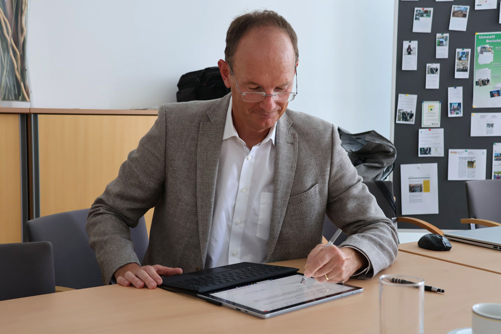Unterzeichnung Martin Nohava / Barmherzige Brueder Mag. Martin Nohava, Mitglied der EMAS-Umweltgutachterorganisation, bei der Unterzeichnung der Umwelterklärung.