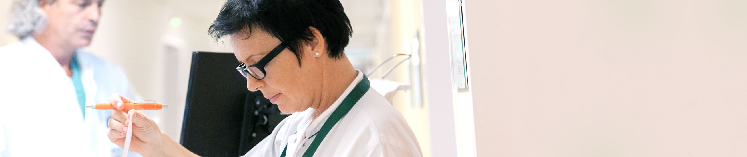 Das Foto zeigt eine Fachärztin und einen Primararzt.