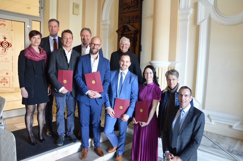 Oberarzt Ernennungen / Barmherzige Brüder Foto © Barmherzige Brüder Am Bild: Die neuen Oberärzte (mittig v.l.n.r.:) OA Dr. Michael Schreibmayer, OA Matthias Coenen, OA Dr. Daniel Schmid und Oberärztin Dr. Barbara Kohlweg und OA Dr. Björn Hilmar mit den Abteilungsvorständen Prim. Priv.-Doz. D