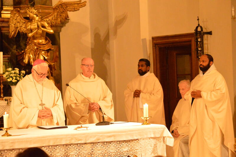 (v.l.n.r.:): Diözesanbischof Msgr. Dr. Josef Marketz, bischöfl. Zeremoniär, Diakon Hermann Kelich, Krankenhausseelsorger P. Jose Angelin, der emeritierte Kirchenrektor Msgr. Geistl. Rat Leopold Silan und P. Provinzial Saji Mullankuzhy OH von den Barm
