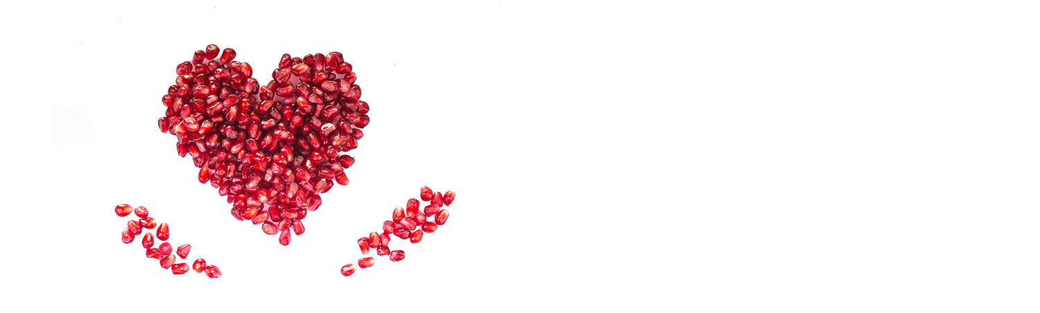 Das Bild zeigt ein Herz aus Granatapfelkernen.