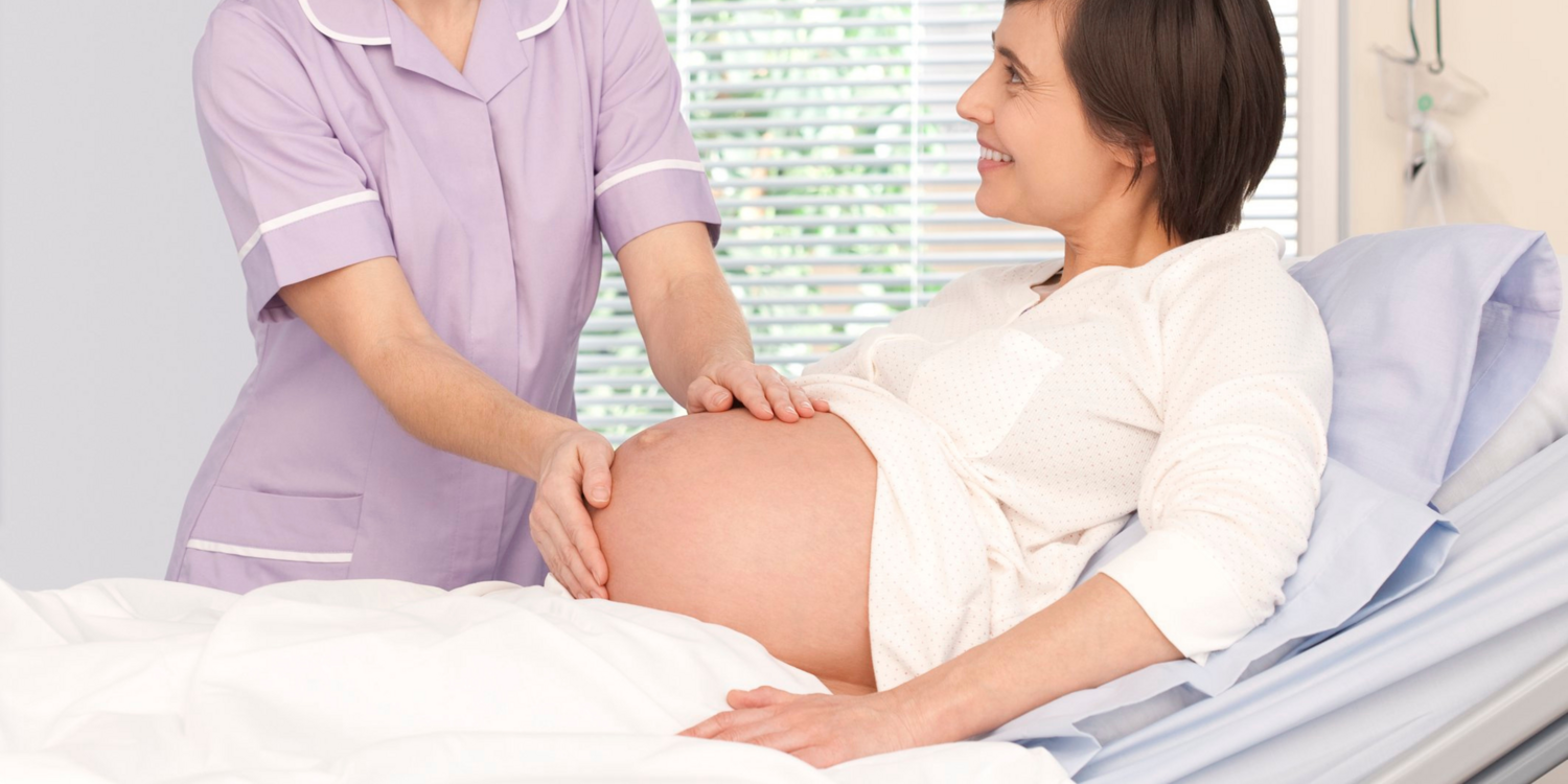 Das Bild zeigt eine Hebamme in Ausbildung