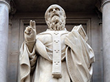 Das Bild zeigt eine Statue des Heiligen Johannes Chrysostomus an der 'Augustinus Kirche' in Paris.