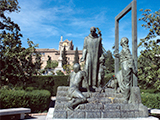 Das Bild zeigt das Denkmal des heiligen Johannes von Gott in Granada.