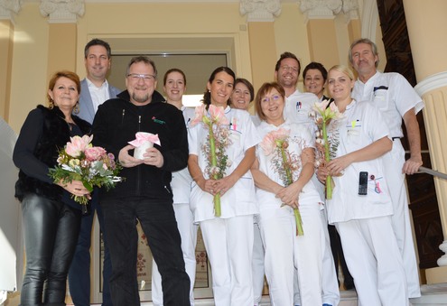Judith Bürgler (links außen) bedankte sich nicht nur mit einer Spendenbox, sondern auch mit Blumengrüßen von Blumen Brommer bei dem Ärzte- und Pflegeteam des „Brustzentrums Kärnten“ 