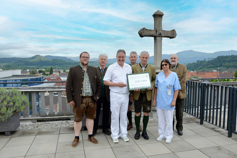 Bildtext: 2.000 Euro Spende an die Palliativstation: Jagd ist Freude, Jagd ist Verantwortung – auch soziale Verantwortung. Spendenübergabe der Hegeringe Kappel am Krappfeld (Hegeringleiter Karl Prasser), Meiselding-Mölbling (Hegeringleiter Wolfgang K