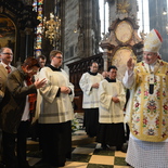 Die Brüder mit Erzbischof Kardinal Dr. Christoph Schönborn beim Auszug.