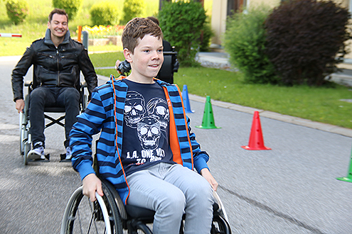 Das Bild zeigt Schüler beim Rollstuhl-Parcours