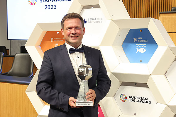 Das Bild zeigt Direktor Harald Schopf bei der Übernahme der Auszeichnung.