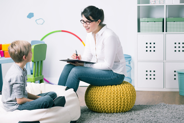 Logopädie-Therapie mit Kind