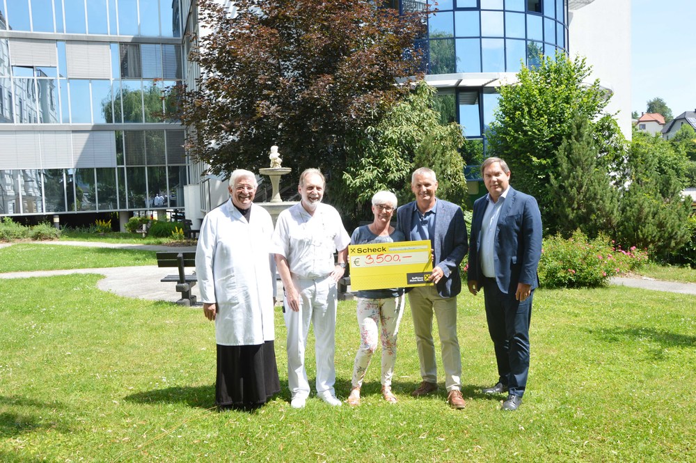 Gruppenfoto Schecküberreichung / Barmherzige Brüder Feierliche Übernahme des Spendenschecks durch Isolde Pugganig an Vertreter des Krankenhauses