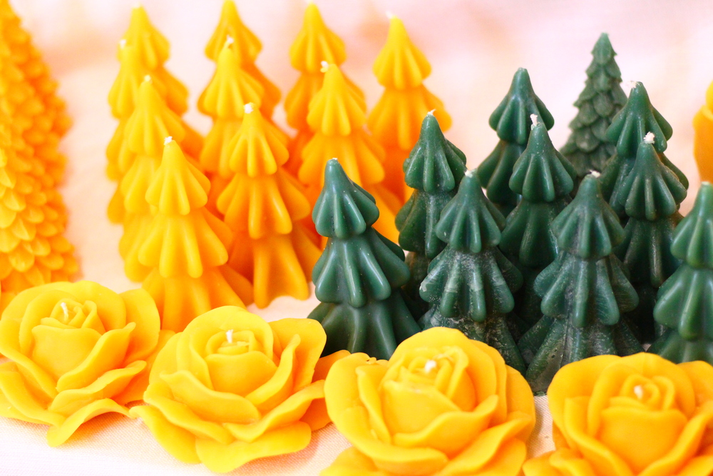 handgemachte Kerzen in verschiedenen Formen und Farben