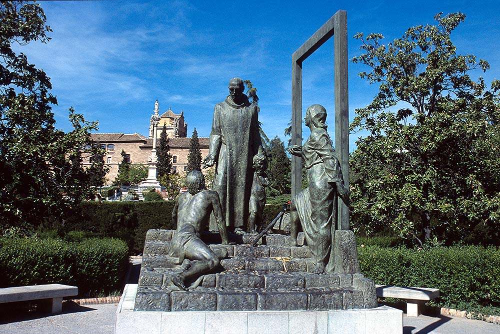 Das Bild zeigt das Denkmal des hl. Johannes von Gott in Granada.