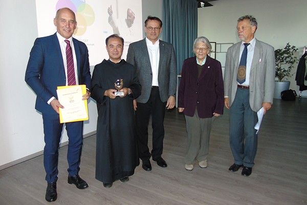 Frater Antonius Nguyen (Prior des Wiener Konventes), Albin Knauder MSc (Umweltbeauftragter) und Vorstandsmitglieder von EUROSOLAR AUSTRIA bei der Preisverleihung