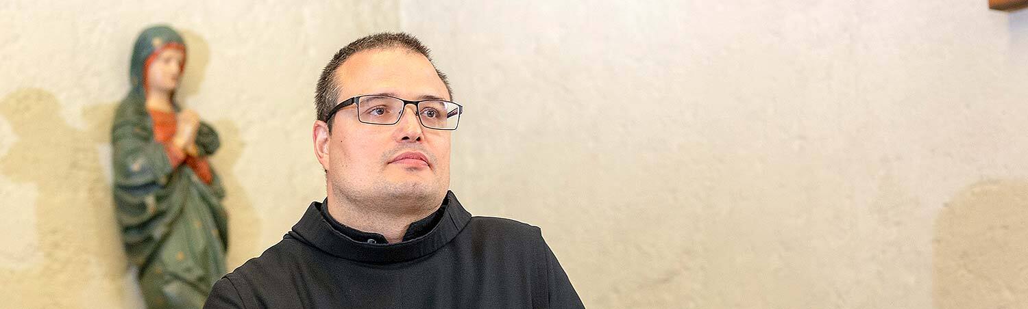 Das Bild zeigt einen Barmherzigen Bruder.