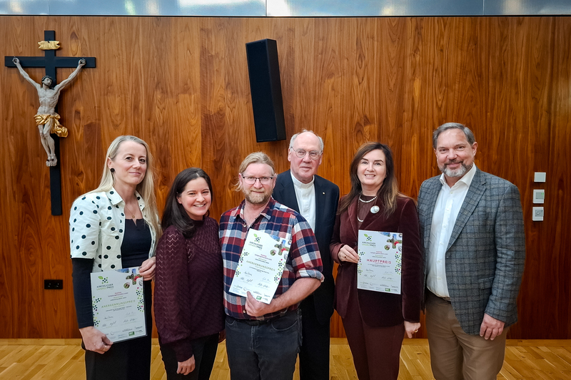 Kirchlicher Umweltpreis für ein ganzheitliches Mobilitätskonzept: Der Hauptpreis wurde an die Kaufmännische Direktorin Mag. Dr. Elke Haber, MBA und Geschäftsführer Mag. Michael Steiner, MAS vom Elisabethinen-Krankenhaus Klagenfurt übergeben.  Der St.
