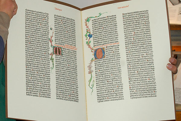 Gutenberg Bibel / Huhu Uet, via Wikimedia Commons Das Bild zeigt eine Bibel des Buchdruckers Johannes Gutenberg.