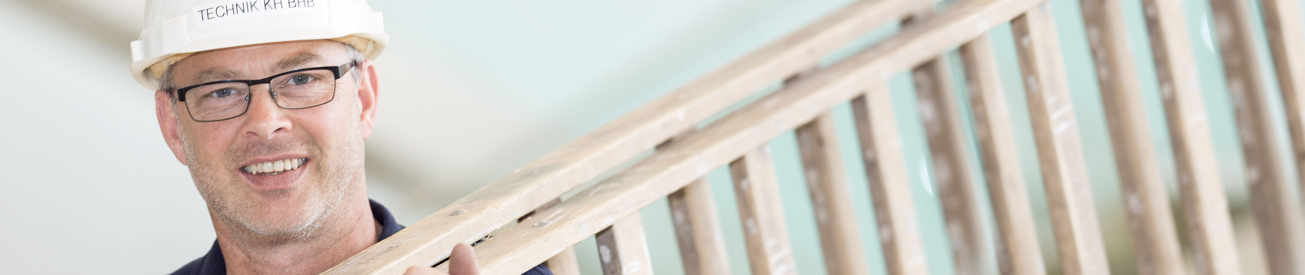 Das Bild zeigt einen Mitarbeiter aus der Technik.