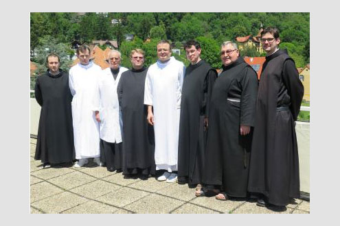Das Bild zeigt Novizen und Brüder der Barmherzigen Brüder in Graz