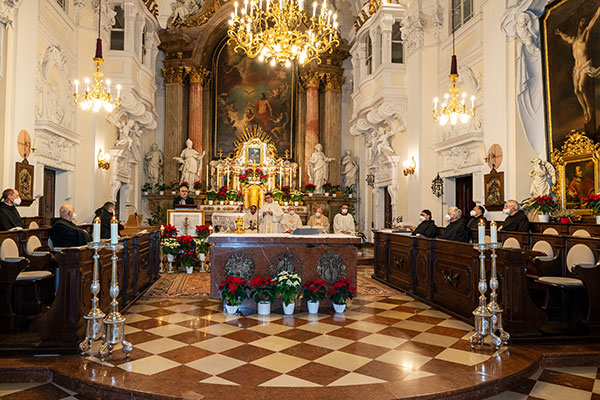 Das Bild zeigt die Eröffnung des 79. Provinzkapitels der Barmherzigen Brüder Österreichische Ordensprovinz