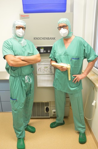Knochenbank-Beauftragter Oberarzt Dr. Peter Mayer und Medizinischer Direkotr Prim. Dr. Manfred Kuschnig vor dem auf -76°C gekühlten Gefrierschrank mit transplantierbaren Hüftknochen