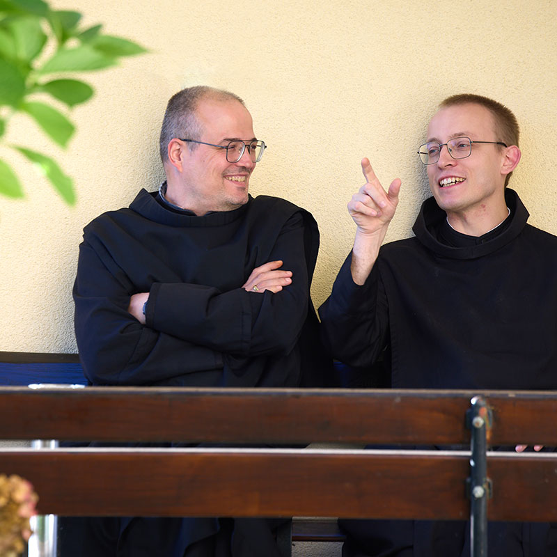 Das Bild zeigt Barmherzige Brüder in einer Gesprächssituation.