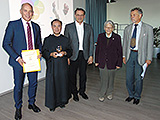 Auf dem Bild sind zu sehen Frater Antonius Nguyen (Prior des Wiener Konventes), Albin Knauder MSc (Umweltbeauftragter) und Vorstandsmitglieder von EUROSOLAR AUSTRIA