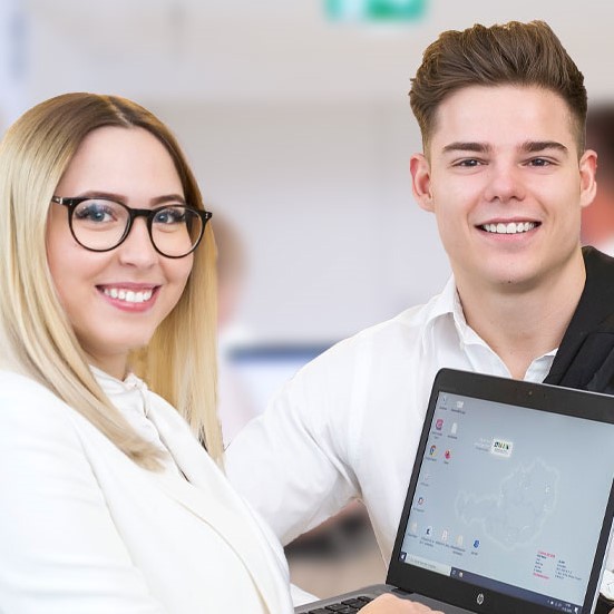 Das Bild zeigt Mitarbeiter der Informationstechnologie (IT) bei den Barmherzigen Brüdern