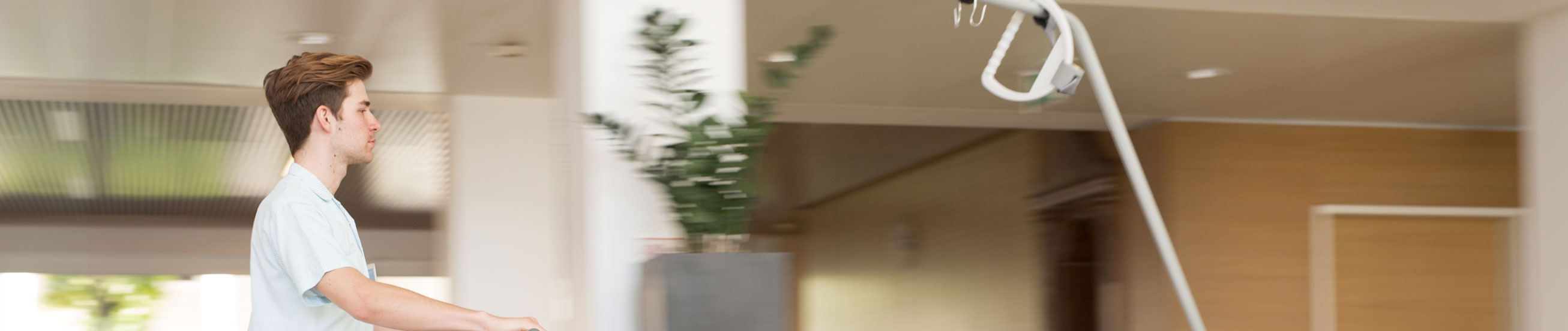 Das Bild zeigt einen Zivildiener im Bettentransport.