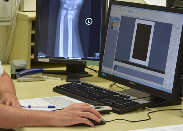 Zu sehen ist ein PC mit einem Röntgenbild.