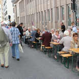 Die Bänke rund ums Krankenhaus füllten sich und die Straße wurde mit Leben gefüllt.