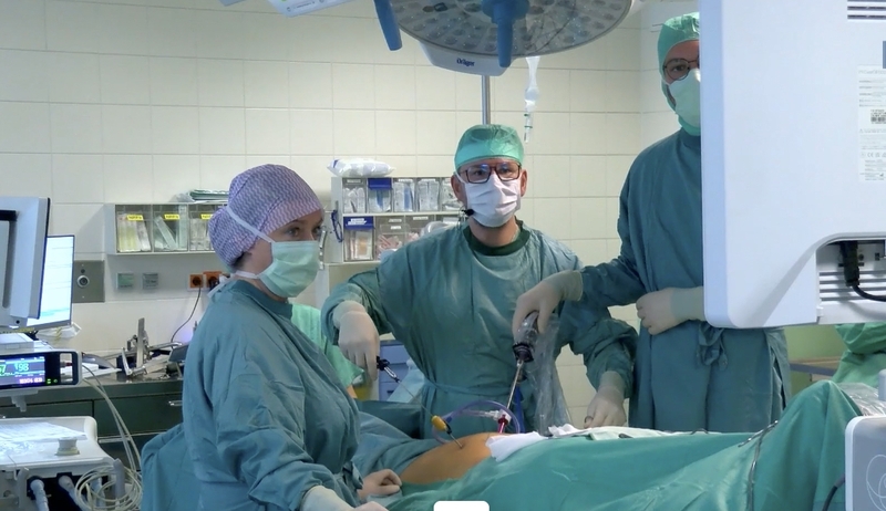 Listo Schulung für Chirurg:innen / EKH Leistenbruchoperation von Ltd. OA Dr. Andreas Grün und seinem Team in Echtzeit.