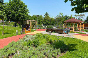 Gartenanlage mit Vegetation gestalteter Erholungsraum mit Sitzgelegenheiten