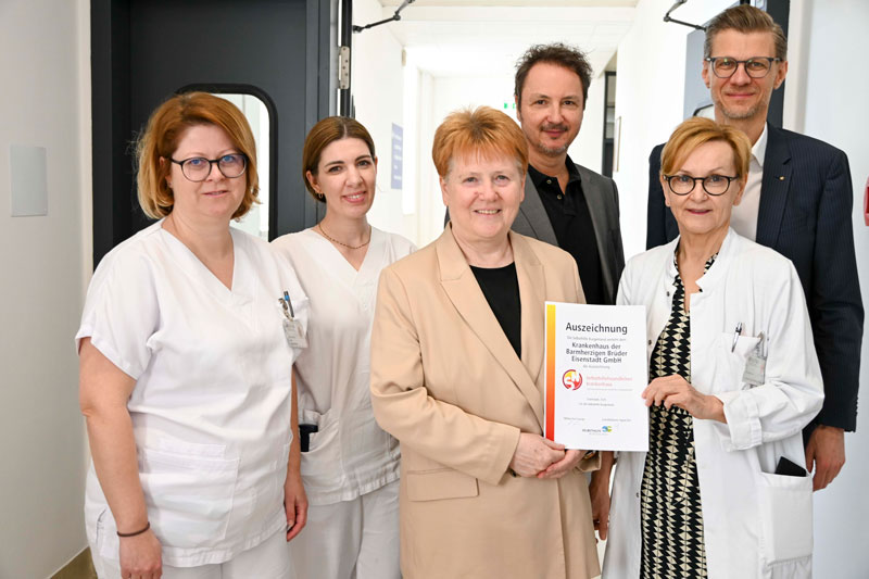 Überreichung der Urkunde zur Rezertifizierung