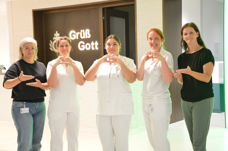 Das Team der Gehörlosenambulanz am Elisabethinen-Krankenhaus Klagenfurt gebärdet zum 23. September „Herzlich willkommen“: v.l.n.r.: Sozialarbeiterin Tamara Lackner, OÄ Dr. Katharina Tropper, DGKP Teresa Kofler, OÄ Dr. Claudia Tonauer, und Dolmetscher