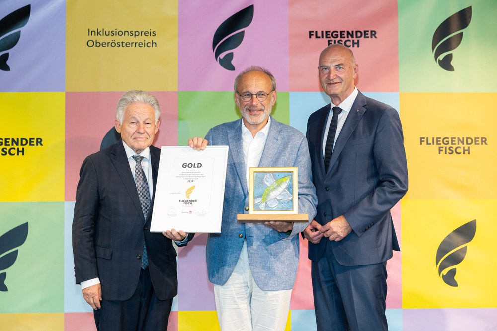Alt-Landeshauptmann Dr. Pühringer und Soziallandesrat Dr. Dörfel überreichen Dr. Fellinger den Fliegenden Fisch für sein Lebenswerk