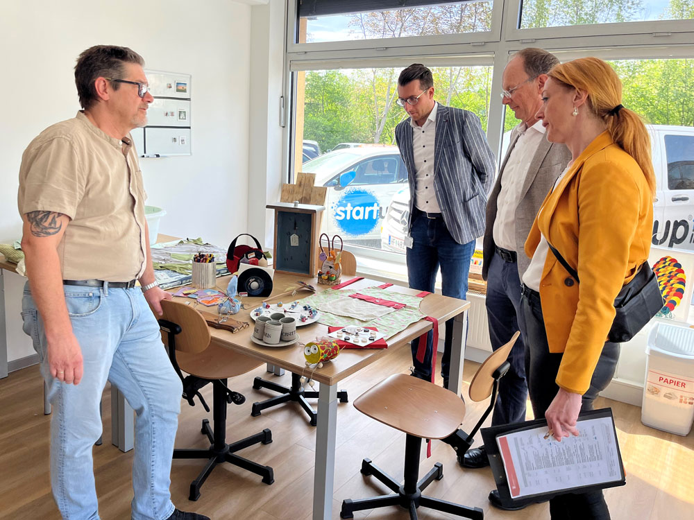 Ilz / Barmherzige Brueder Günther Tausz, Leiter der Tageswerkstätte Jakobus in Ilz, zeigte den EMAS Auditoren die Recycling Projekte in der TWS.