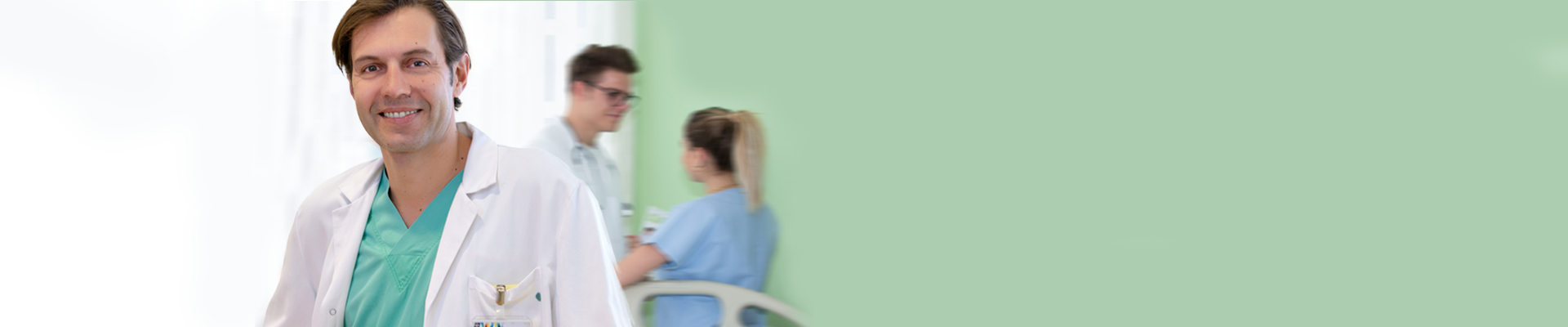 Das Bild zeigt einen chirurgischen Facharzt.