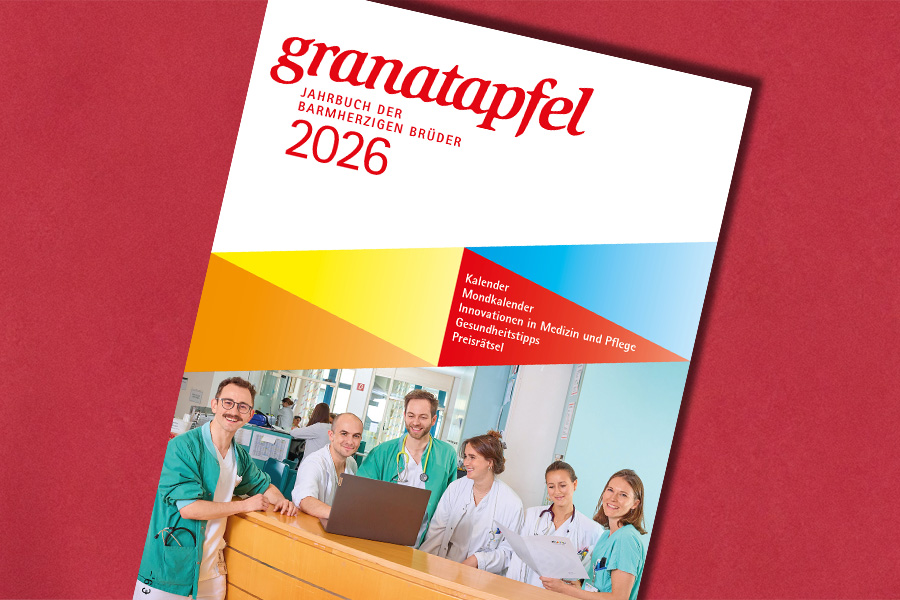 Das Cover des Granatapfel Jahrbuchs 2026 mit einem Team der Pflege an einem Stützpunkt im Krankenhaus.