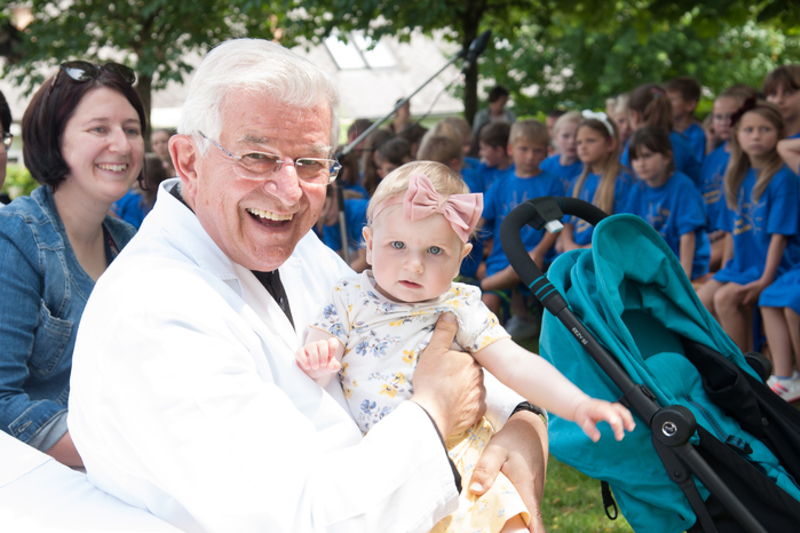 P. Prior Paulus Kohler mit Kind / FOTOATELIER HEIKE FUCHS Kinderlachen wirkt ansteckend